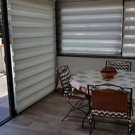 Superbe Pavillon De Climatise Avec Piscine Collective -6cyc62 *