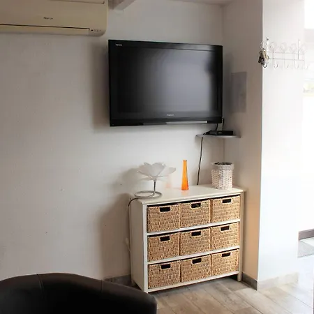 Superbe Pavillon De Climatise Avec Piscine Collective -6cyc62 Apartment